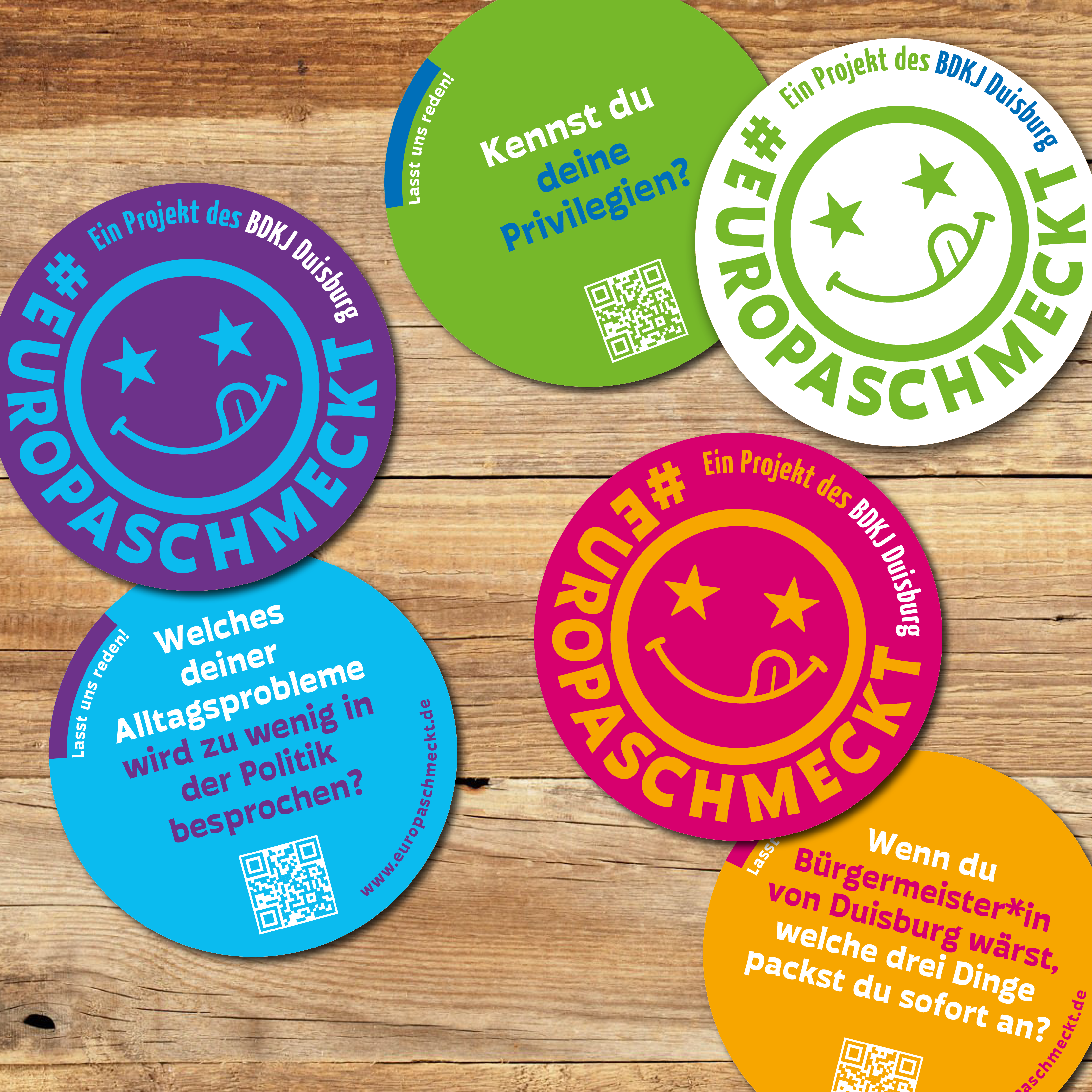 Einige farbenfrohe politische Bierdeckel liegen auf einem Tisch